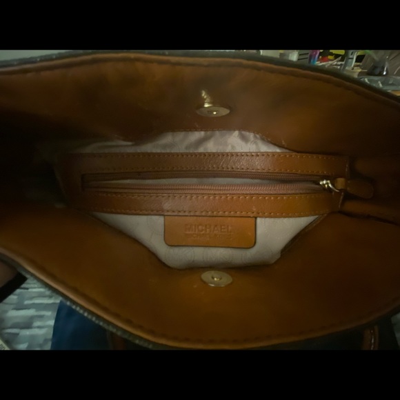 MICHAEL KORS MONOGRAM PURSE. - Picture 4 of 7